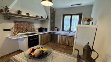 Villa | Cucina privata | Frigorifero, microonde, forno, lavastoviglie