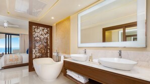 A modern bathroom with two large white sinks, a large mirror, and a bathtub. - Amazing 1 bedroom condo, ocean view with AC in San José del Cabo (San José del Cabo)