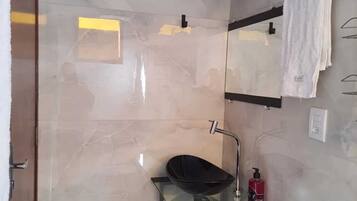 Chuveiro, toalhas de banho, papel higiênico