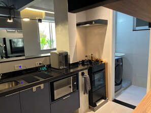 冷蔵庫、電子レンジ、オーブン、コンロ