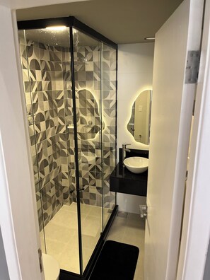 Asciugacapelli, asciugamani, sapone, carta igienica