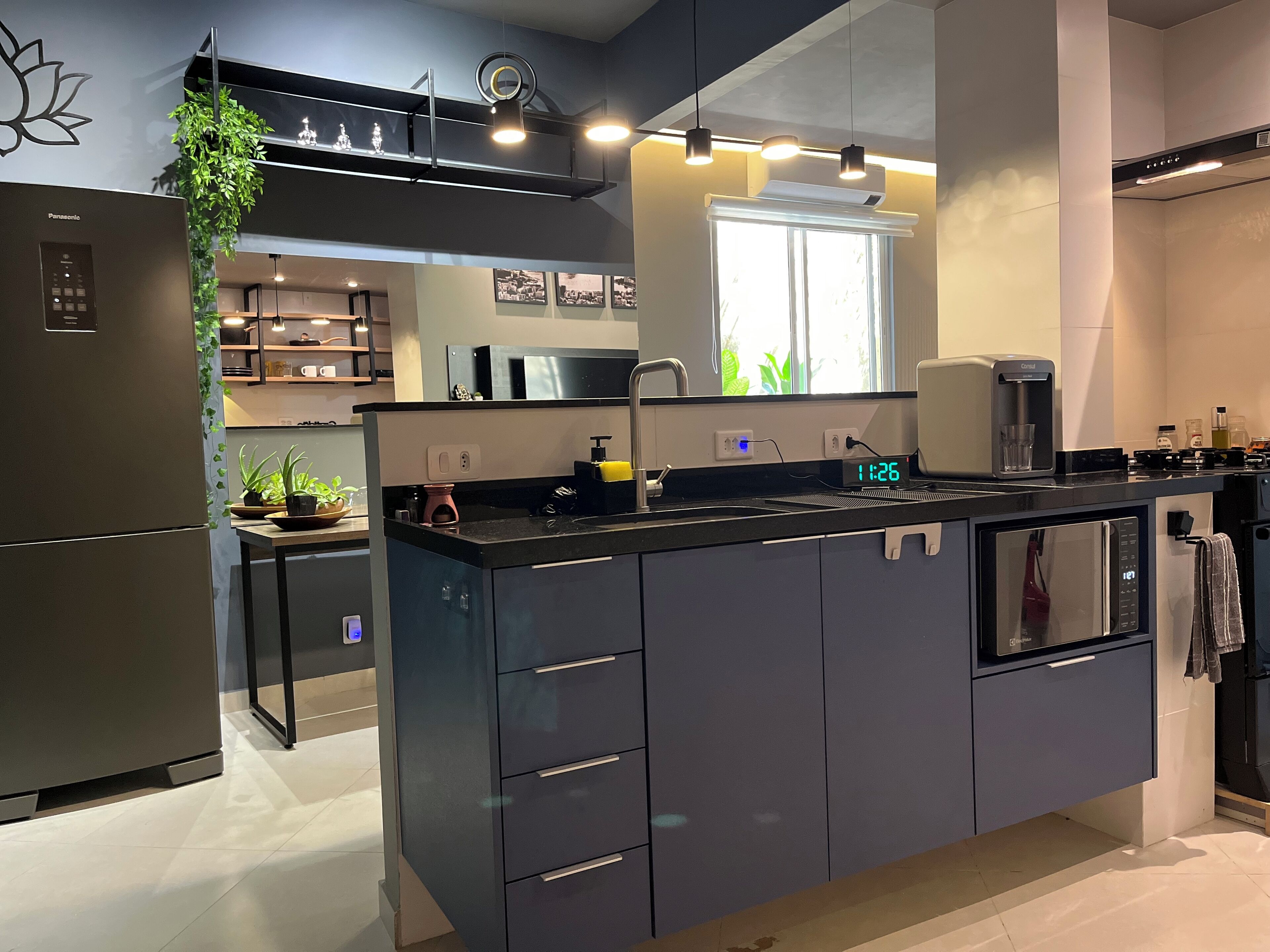 Geladeira, micro-ondas, fogão, cooktop