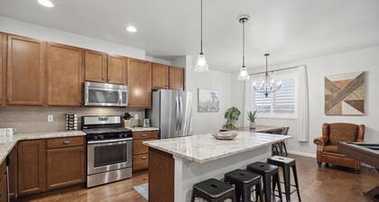 Centrally located Home near MCR, Blue Arena, I-25, RMNP easy access, Pool Table!