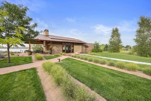 Centrally located Home near MCR, Blue Arena, I-25, RMNP easy access, Pool Table!