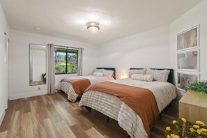 5 bedrooms, desk, iron/ironing board, travel crib
