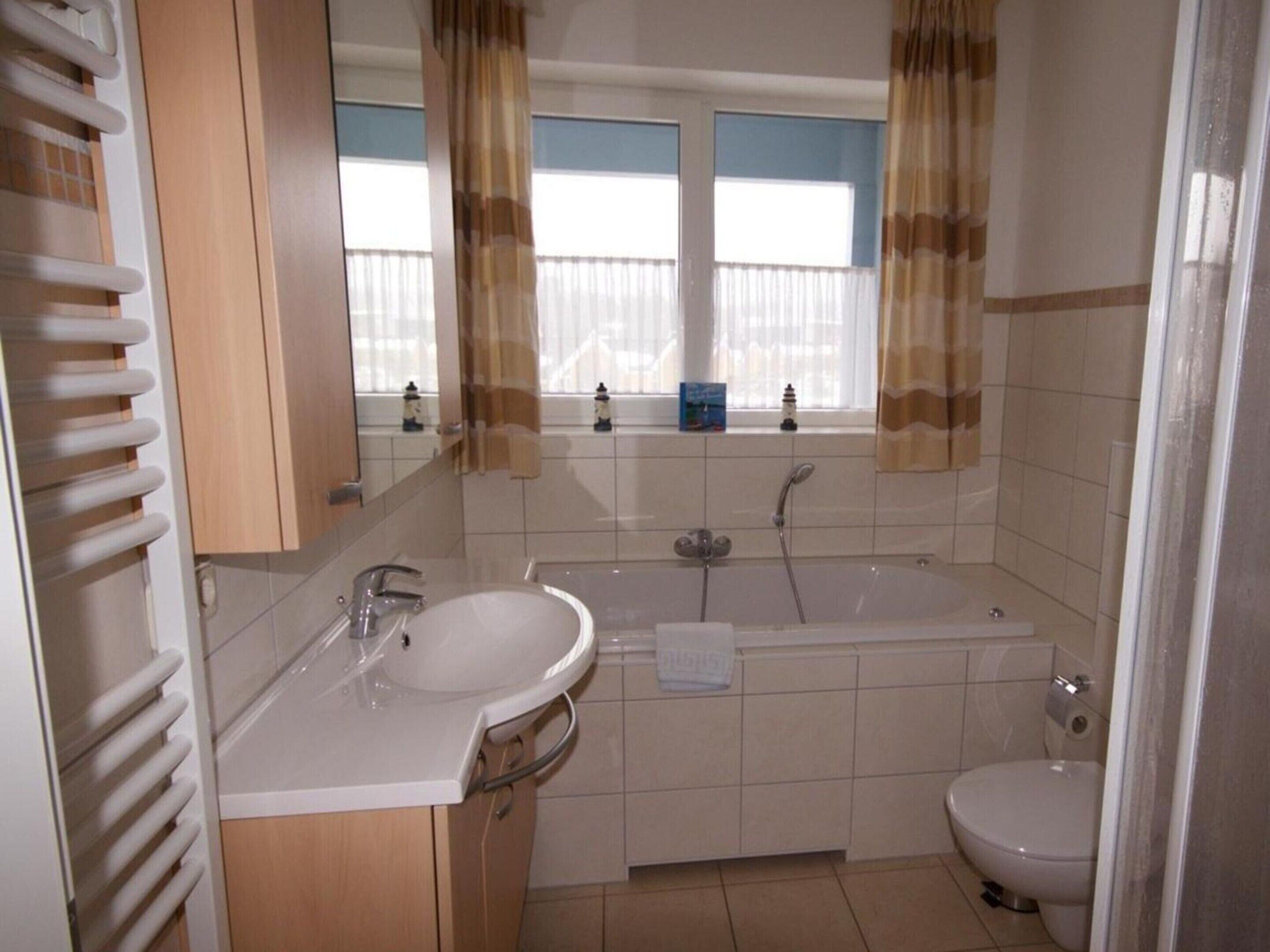 Ein Badezimmer mit Waschbecken, Badewanne und Toilette.