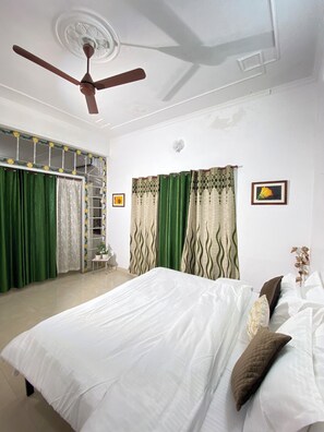 2 habitaciones, tabla de planchar con plancha, wifi y ropa de cama