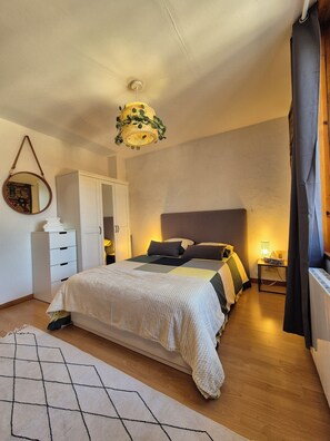 2 habitaciones, tabla de planchar con plancha, wifi y ropa de cama 