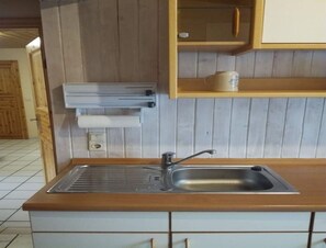 Casa | Cocina privada | Hervidor eléctrico, tostadora y trona infantil