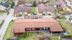Et boligområde med huse, der har røde tegltage og gule facader.