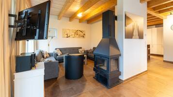 House | Dapur peribadi | Cerek elektrik, pembakar roti, kerusi tinggi