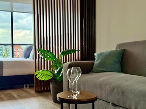 Estudio (914) | Espacio para trabajar con laptop y cortinas blackout 