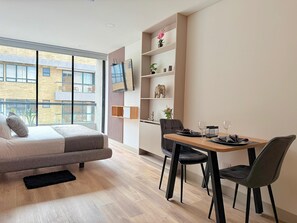 Estudio (909) | Espacio para trabajar con laptop y cortinas blackout 