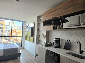 1 habitación, cortinas blackout y tabla de planchar con plancha