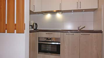 Apartment | Dapur peribadi | Cerek elektrik, pembakar roti, kerusi tinggi