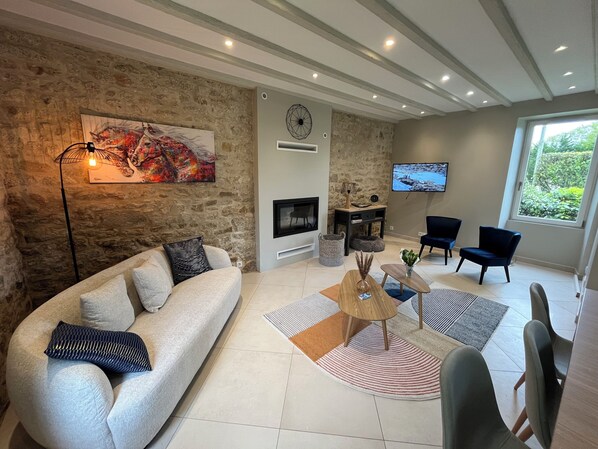 TV - Between sea and countryside: charming house & jacuzzi (Guérande)