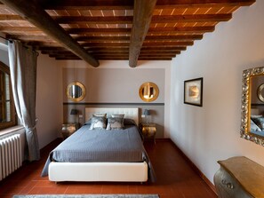 House | 12 bedrooms, individually furnished