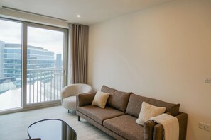 Leilighet, 1 kingsize-seng, ikke-røyk | Oppholdsområde | En 32-tommers TV med digitale kanaler