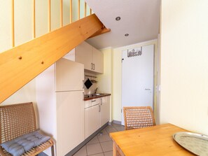 Appartement | Cuisine privée | Bouilloire électrique, grille-pain, chaise haute