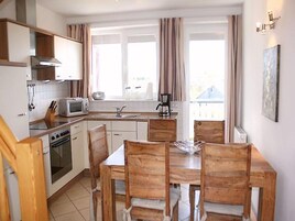 Apartment | Dapur peribadi | Cerek elektrik, pembakar roti, kerusi tinggi