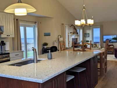 Ocean front Cranberry Cottage. Close-NFLD FERRY, Cabot Trail, Baddeck, Louisburg