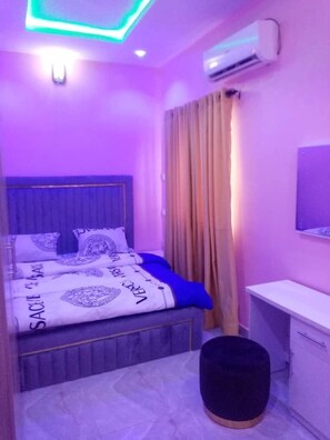 Habitación estándar con 1 cama doble o 2 individuales, balcón, vistas a la ciudad | Escritorio, espacio para trabajar con un portátil, wifi gratis