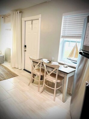 Interior - 01 Coastal Cute 2 Bdrm - FLL-DT-Beach (Fort Lauderdale)