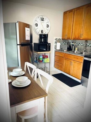 Refrigerador, microondas, horno, placa de cocina