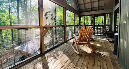 Pet Friendly, Firepit, Amazing Screened Porch