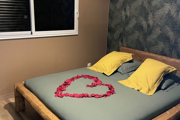 1 bedroom, travel cot, free WiFi, bed sheets