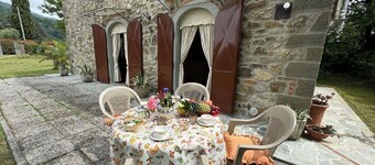 Longoio Garden Cottage Charm