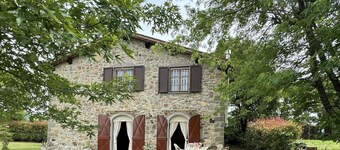 Longoio Garden Cottage Charm