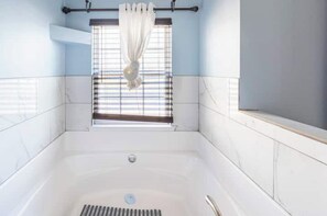 淋浴设施、吹风机、毛巾、肥皂