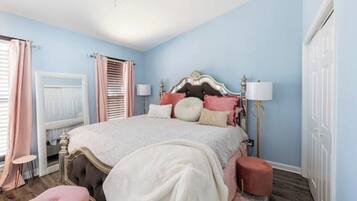 Iron/ironing board, WiFi, bed sheets