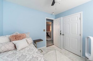 2 slaapkamers, een strijkplank/strijkijzer, wifi, beddengoed