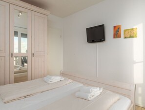 1 habitación, muebles diferentes y ropa de cama 