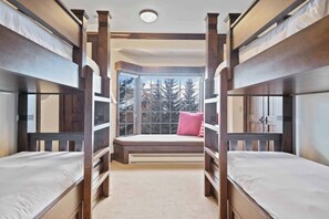 3 soverom, strykejern/-brett, reiseseng for barn og wi-fi