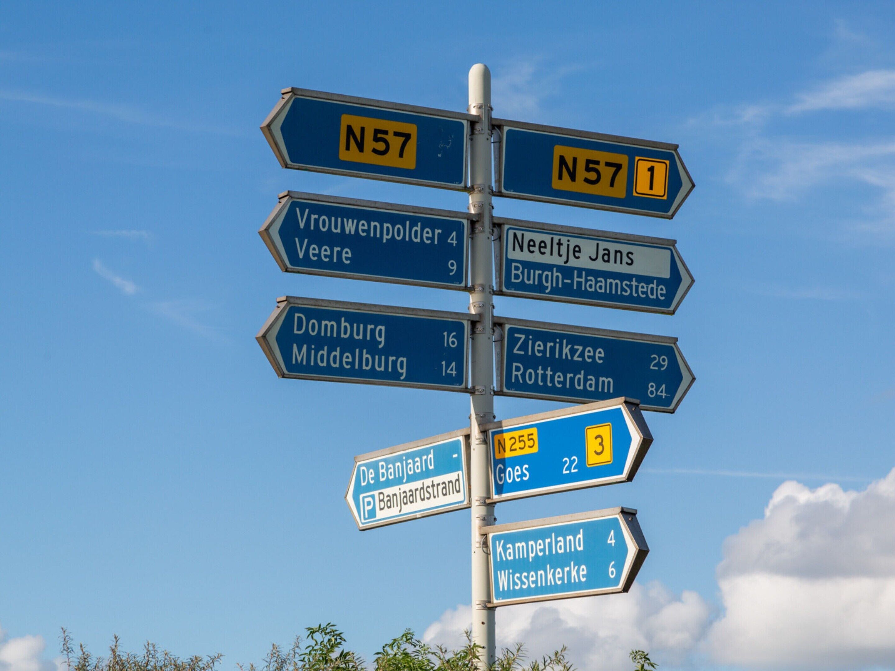 Un panneau de signalisation indiquant différentes directions et destinations.