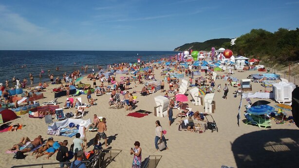 A crowded beach with numerous umbrellas, sun loungers, and beachgoers. - Holiday Home in Miedzyzdroje for 8 Persons (Miedzyzdroje)