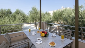 House | Dining - Attractive Holiday Home With Shared Pool (Rethymno)