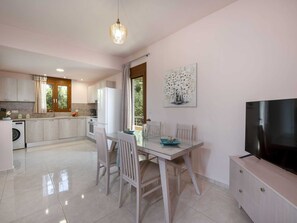 House | Dining - Attractive Holiday Home With Shared Pool (Rethymno)