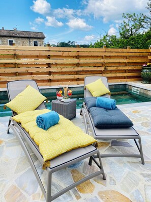 สระว่ายน้ำกลางแจ้งเปิดตามฤดูกาล