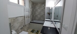 Secador de pelo, toallas, jabón, shampoo