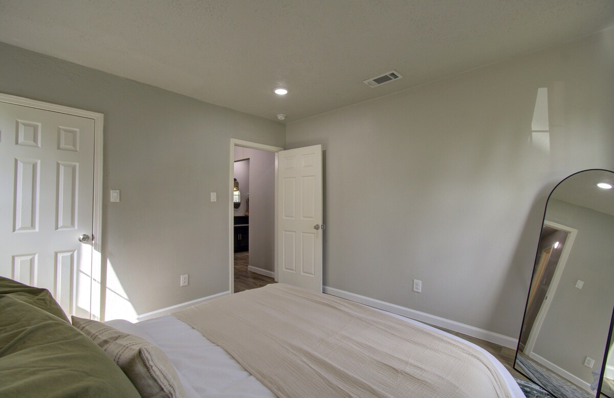 Photo 26 of Charming Modern Minimalist 4-Bedroom Steps from UH