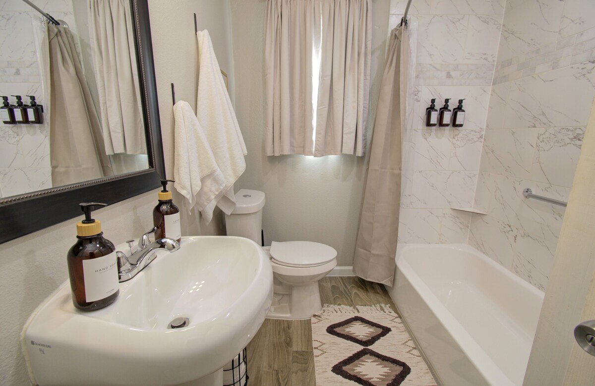 Photo 33 of Charming Modern Minimalist 4-Bedroom Steps from UH