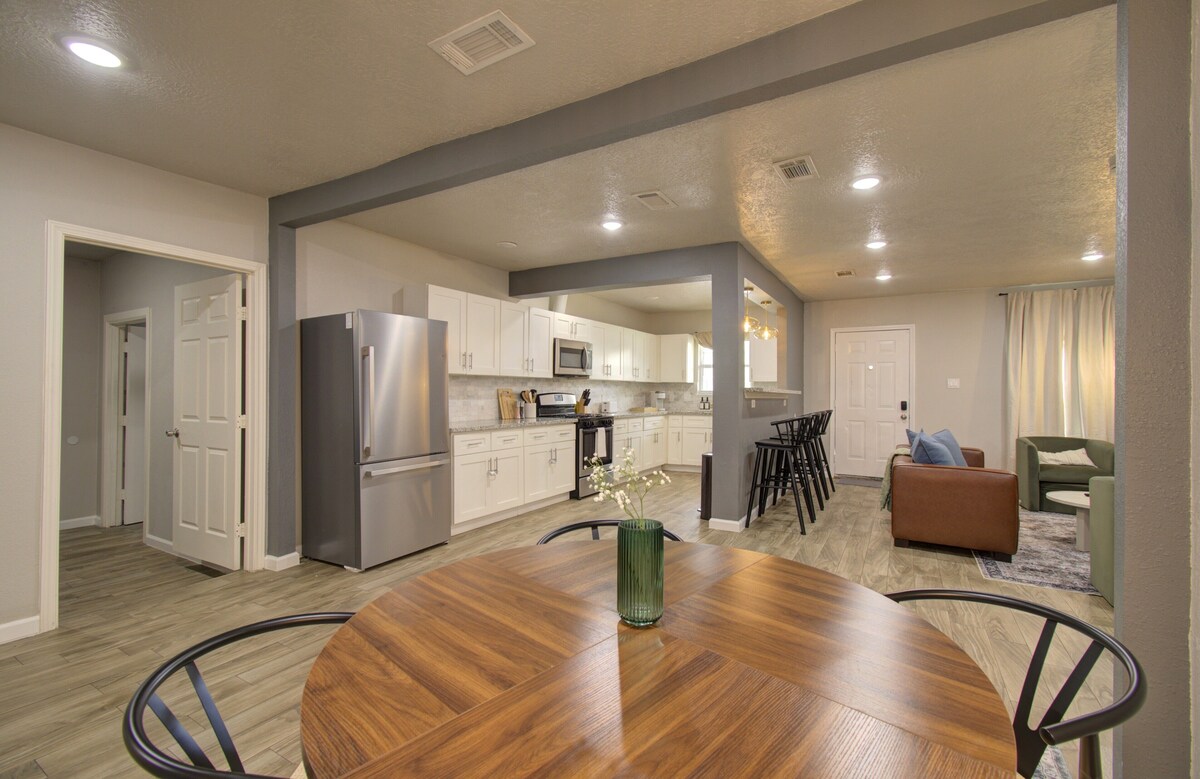 Photo 7 of Charming Modern Minimalist 4-Bedroom Steps from UH