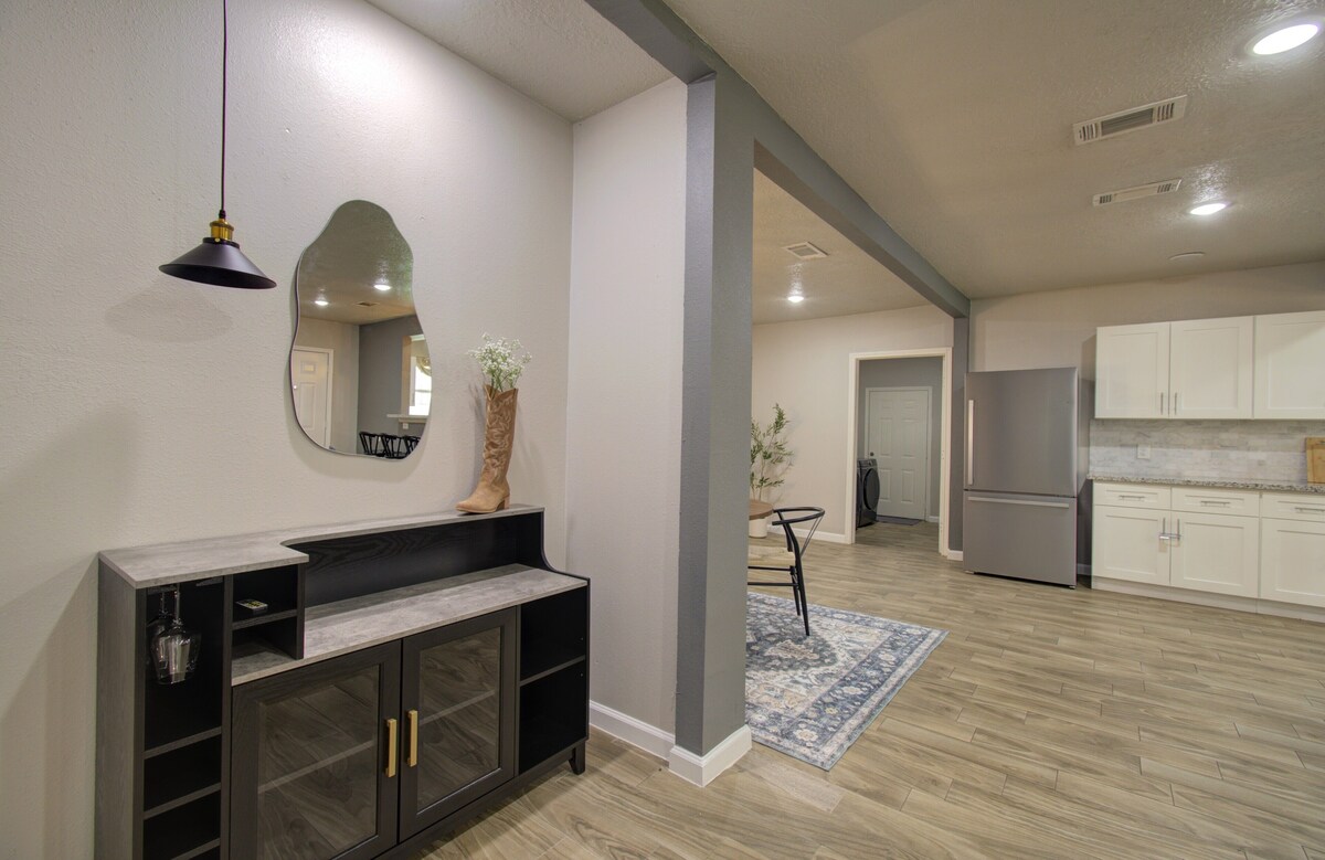 Photo 8 of Charming Modern Minimalist 4-Bedroom Steps from UH