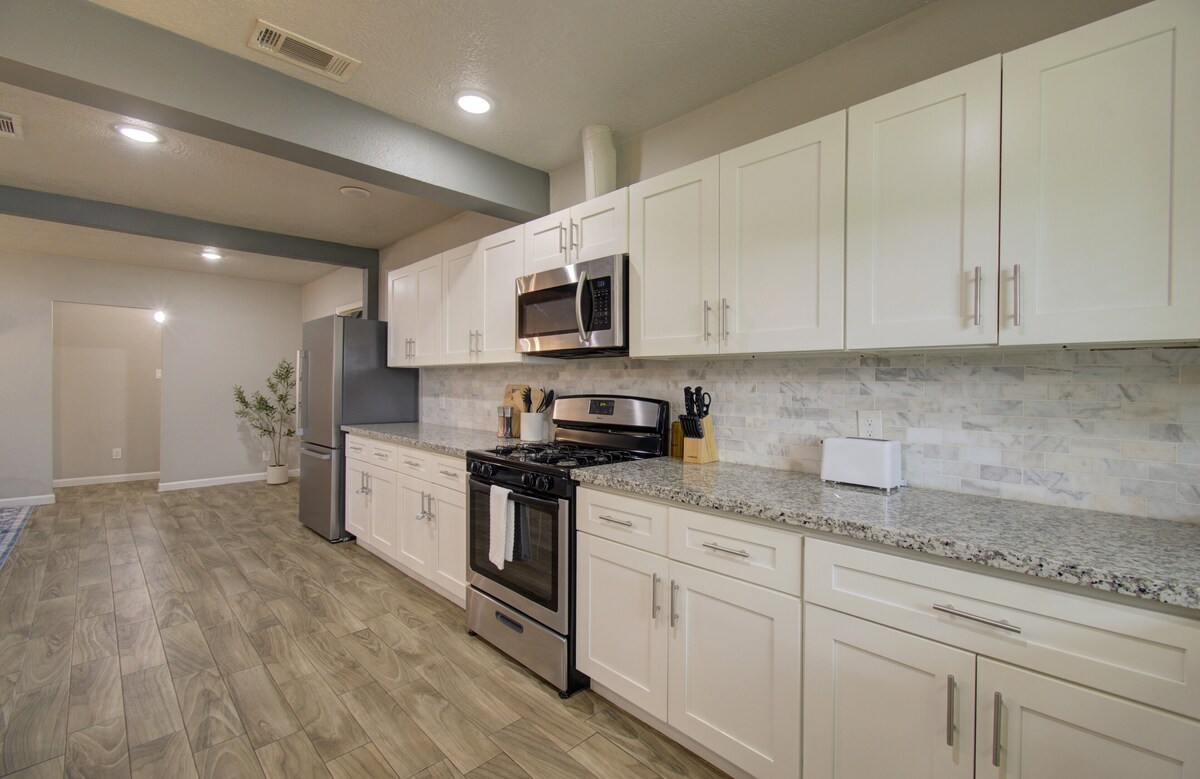 Photo 12 of Charming Modern Minimalist 4-Bedroom Steps from UH