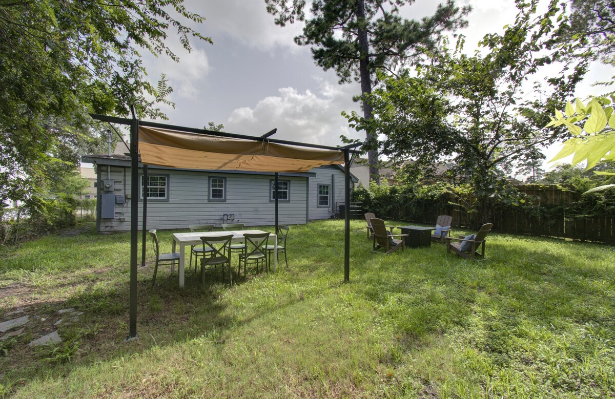 Photo 40 of Charming Modern Minimalist 4-Bedroom Steps from UH