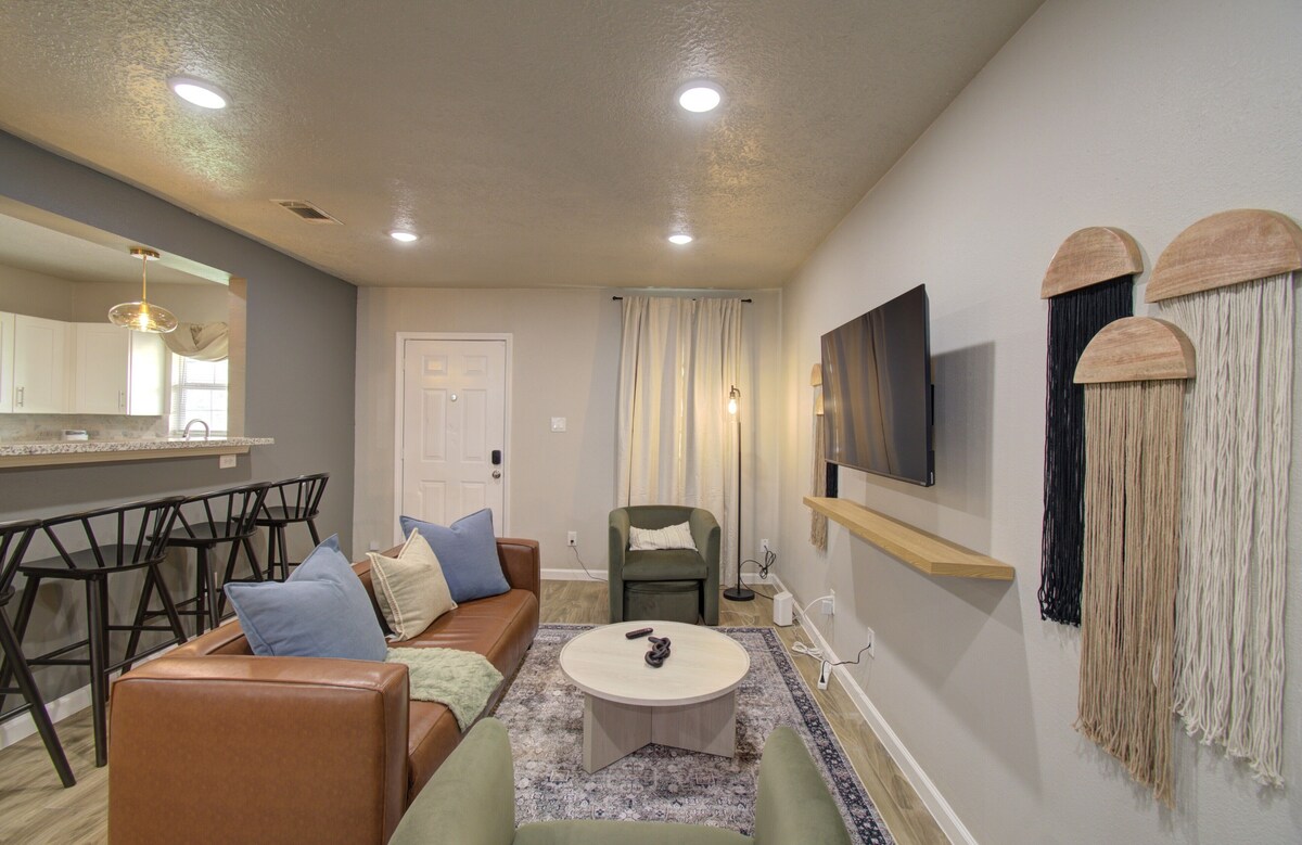 Photo 3 of Charming Modern Minimalist 4-Bedroom Steps from UH